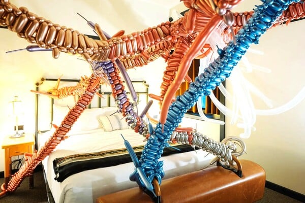 Σιωπή, αμαρτία και θέαμα: τι ακριβώς κάνει τώρα ο Μαουρίτσιο Κατελάν