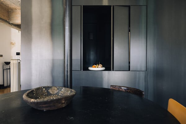 Ένα σπίτι με μπανιέρα στο μπαλκόνι