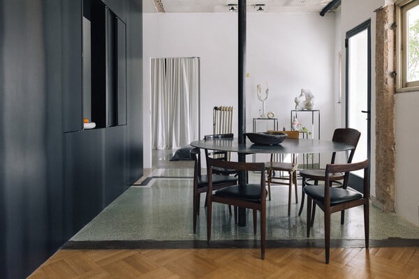 Ένα σπίτι με μπανιέρα στο μπαλκόνι