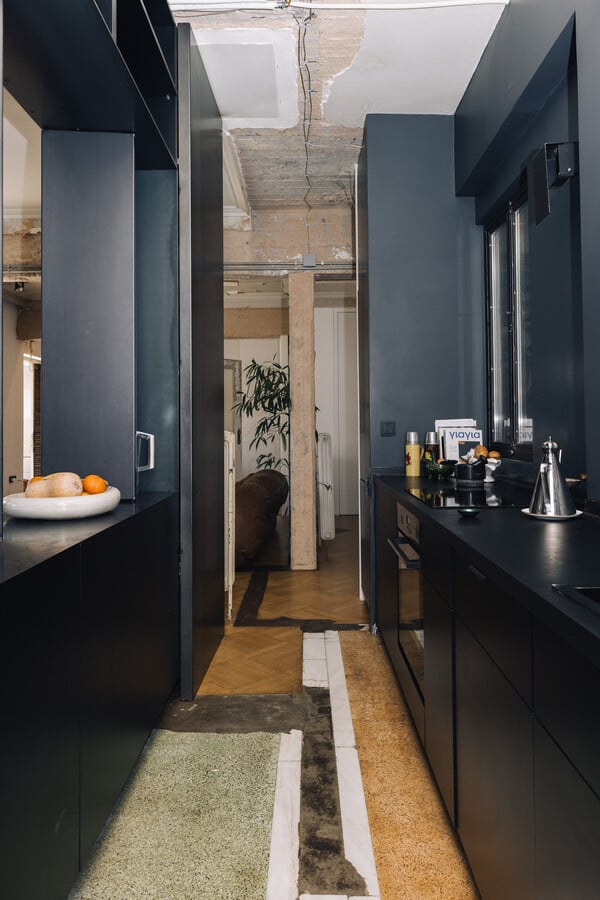 Ένα σπίτι με μπανιέρα στο μπαλκόνι