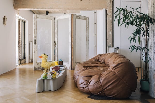 Ένα σπίτι με μπανιέρα στο μπαλκόνι