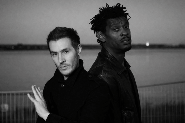 Οι Massive Attack επέστρεψαν με τον Tom Waits και έναν ύμνο για σκοτεινούς καιρούς