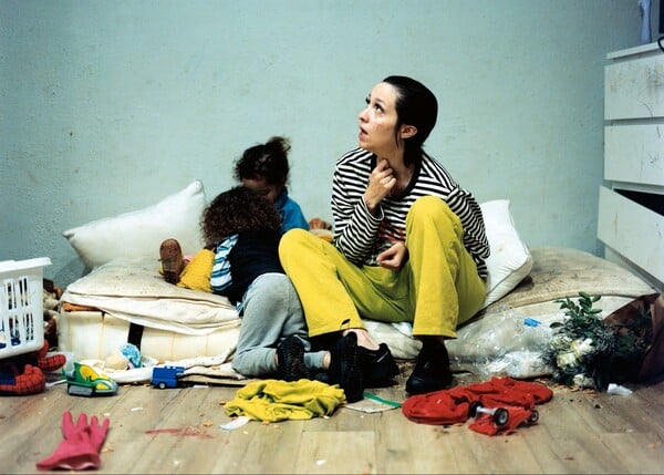 Τι αλλάζει όταν μια φωτογραφία για τη μητρότητα αφήνει τη μητέρα να μιλήσει;