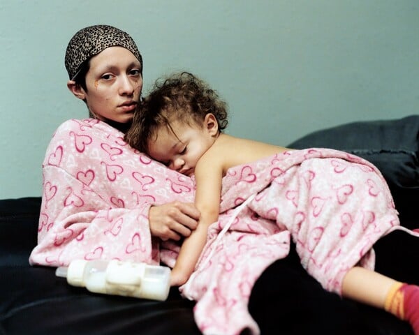 Τι αλλάζει όταν μια φωτογραφία για τη μητρότητα αφήνει τη μητέρα να μιλήσει;