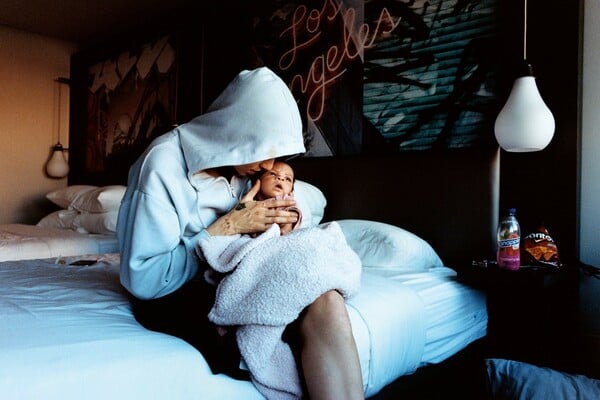 Τι αλλάζει όταν μια φωτογραφία για τη μητρότητα αφήνει τη μητέρα να μιλήσει;