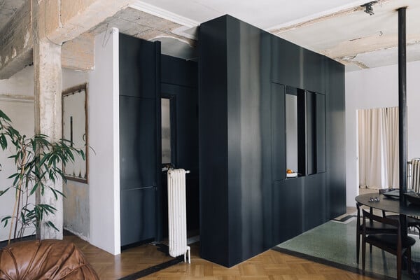 Ένα σπίτι που δεν κρύβει τις ρωγμές του