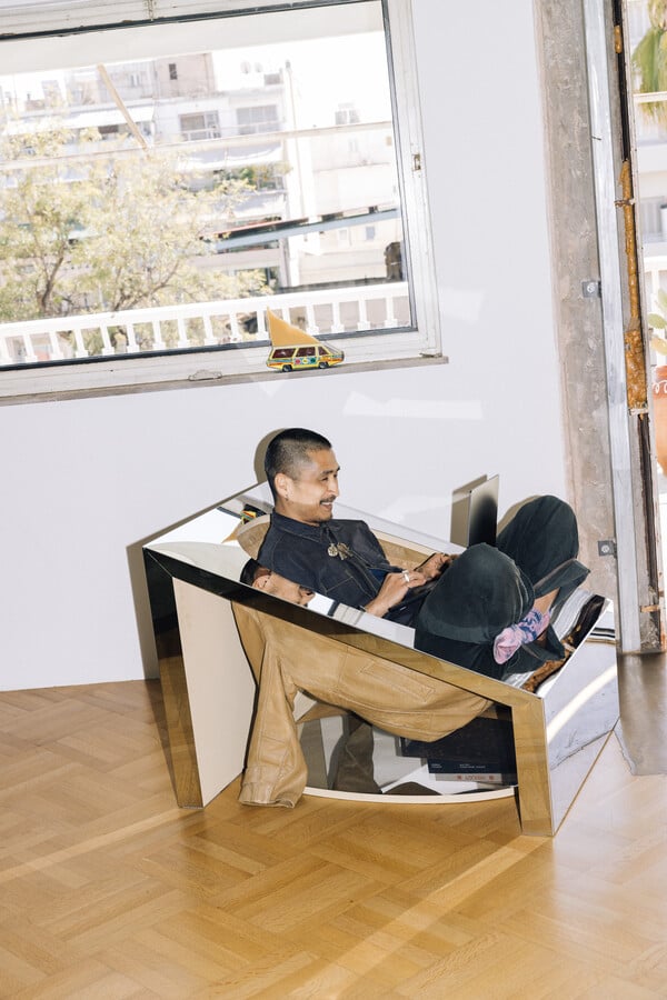 Ένα σπίτι που δεν κρύβει τις ρωγμές του