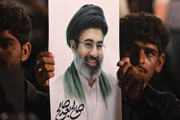 ΜΟΤΖΤΑΜΠΑ ΧΑΜΕΝΕΙ ΙΡΑΝ ΣΤΕΝΑ ΤΟΥ ΟΡΜΟΥΖ