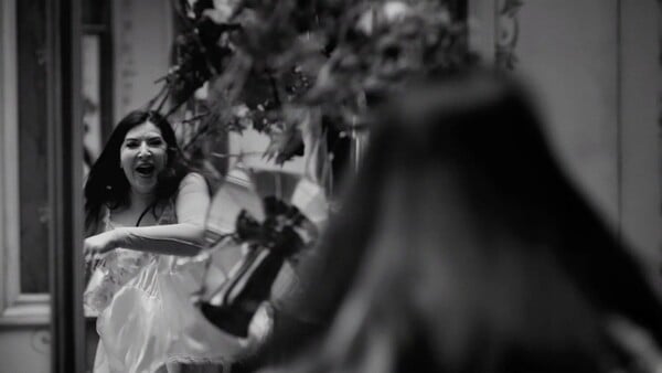 Γιατί μας αρέσει τόσο πολύ να βλέπουμε γυναίκες να πεθαίνουν;