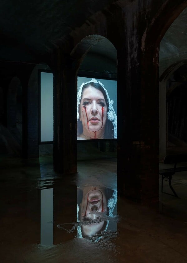 Γιατί μας αρέσει τόσο πολύ να βλέπουμε γυναίκες να πεθαίνουν;