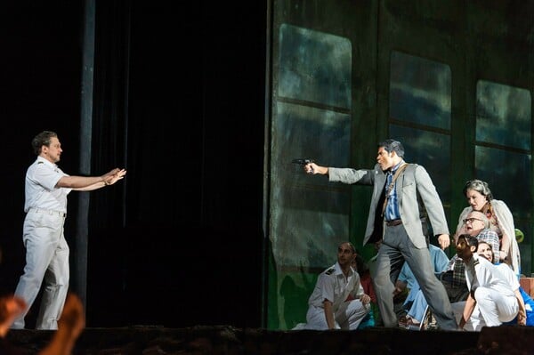 Ο Λούκα Γκουαντανίνο ανεβάζει ξανά την πιο αμφιλεγόμενη όπερα της εποχής μας