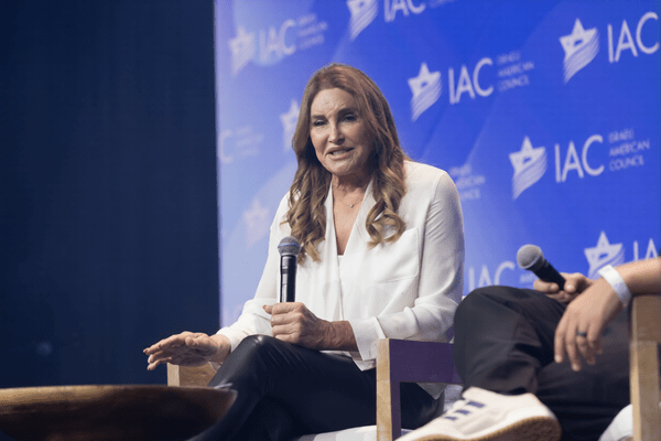 Η Κέιτλιν Τζένερ λέει ότι ζήτησε βοήθεια από τον Τραμπ για το διαβατήριό της χωρίς αποτέλεσμα