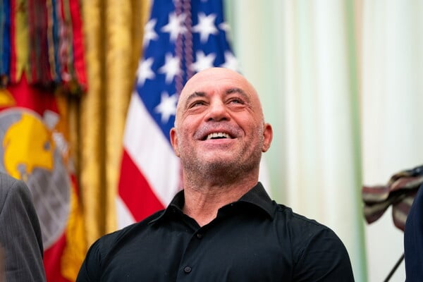 ΝΤΟΝΑΛΝΤ ΤΡΑΜΠ ΤΖΟ ΡΟΓΚΑΝ 