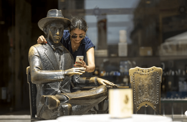 Παγκάκια με διάσημη παρέα: 8 πόλεις με αγάλματα ιστορικών προσωπικοτήτων που κάθονται δίπλα σου