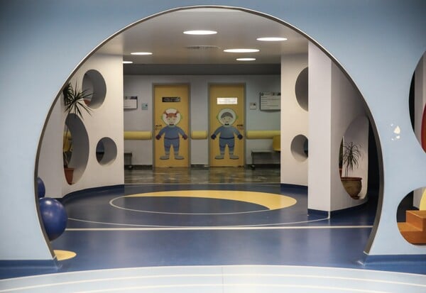 ΧΑΙΔΑΡΙ ΜΑΘΗΤΡΙΑ ΜΠΑΛΚΟΝΙ ΣΧΟΛΕΙΟ ΠΤΩΣΗ