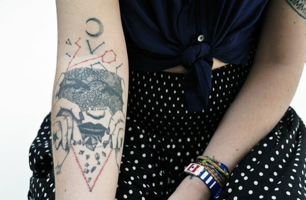 Τατουάζ: Ήρεμη επιφάνεια, αλλά ταραγμένος βυθός