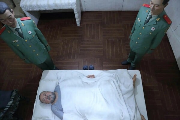 Ο Άι Γουέιγουεϊ ξαναμπαίνει στο κελί του και το κάνει έργο τέχνης