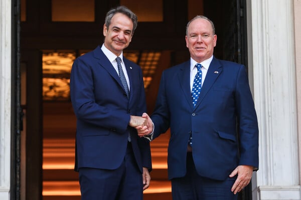 Συνάντηση Μητσοτάκη και πρίγκιπα Αλβέρτου Β' του Μονακού στο Μέγαρο Μαξίμου 