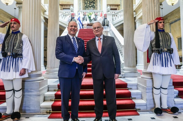 Συνάντηση Μητσοτάκη και πρίγκιπα Αλβέρτου Β' του Μονακού στο Μέγαρο Μαξίμου 