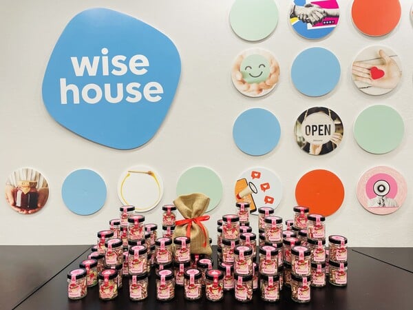 Η Hans & Gretel στήριξε το έργο της Wise Greece με μια πράξη προσφοράς 