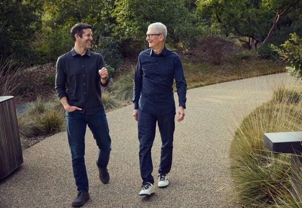 APPLE JOHN TERNUS TIM COOK CEO