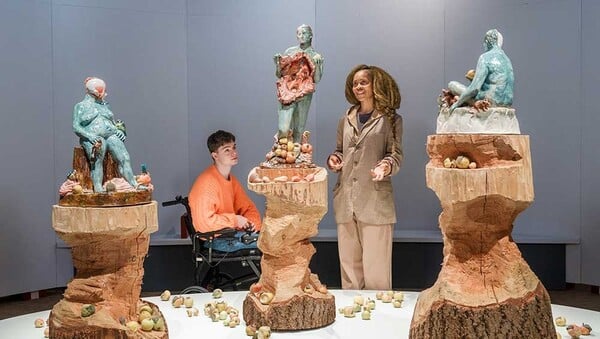 Μια νέα έκθεση στο Λονδίνο κοιτάζει κατάματα το γήρας