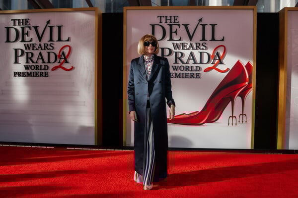 Ο ΔΙΑΒΟΛΟΣ ΦΟΡΑΕΙ ΠΡΑΝΤΑ 2 ΠΑΓΚΟΣΜΙΑ ΠΡΕΜΙΕΡΑ ΜΕΡΙΛ ΣΤΡΙΠ ΑΝ ΧΑΘΑΓΟΥΕΪ