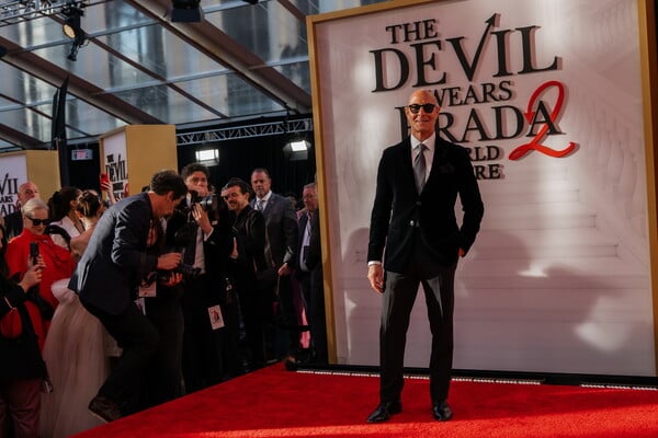 Ο ΔΙΑΒΟΛΟΣ ΦΟΡΑΕΙ ΠΡΑΝΤΑ 2 ΠΑΓΚΟΣΜΙΑ ΠΡΕΜΙΕΡΑ ΜΕΡΙΛ ΣΤΡΙΠ ΑΝ ΧΑΘΑΓΟΥΕΪ