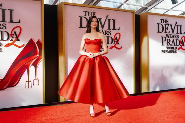 Ο ΔΙΑΒΟΛΟΣ ΦΟΡΑΕΙ ΠΡΑΝΤΑ 2 ΠΑΓΚΟΣΜΙΑ ΠΡΕΜΙΕΡΑ ΜΕΡΙΛ ΣΤΡΙΠ ΑΝ ΧΑΘΑΓΟΥΕΪ