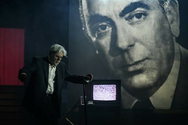 Ο Νίκος Καραθάνος ετοιμάζει ένα ρέκβιεμ και μια γιορτή με αφορμή την ταινία «Τζένη Τζένη»