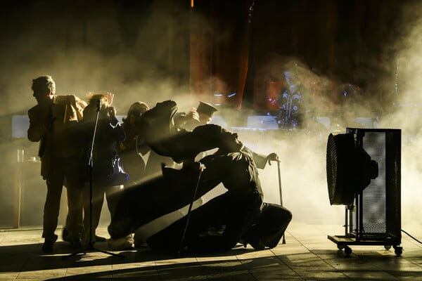 Ο Νίκος Καραθάνος ετοιμάζει ένα ρέκβιεμ και μια γιορτή με αφορμή την ταινία «Τζένη Τζένη»