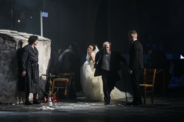 Ο Νίκος Καραθάνος ετοιμάζει ένα ρέκβιεμ και μια γιορτή με αφορμή την ταινία «Τζένη Τζένη»