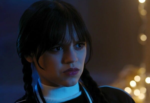 WEDNESDAY ΤΡΙΤΗ ΣΕΖΟΝ ΤΖΕΝΑ ΟΡΤΕΓΚΑ NETFLIX ΠΑΡΙΣΙ ΤΙΜ ΜΠΑΡΤΟΝ