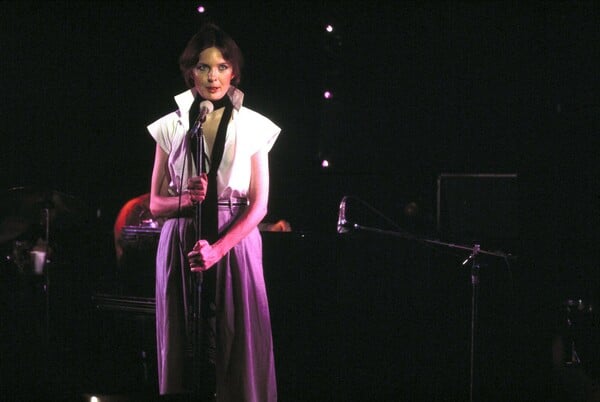 Η γκαρνταρόμπα και το βλέμμα της Νταϊάν Κίτον βγαίνουν στο σφυρί