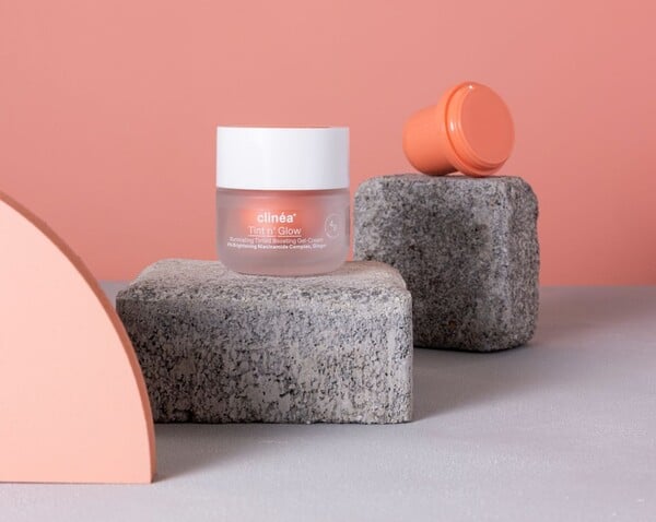 Tint n’ Glow: Το απόλυτο hybrid προϊόν της σεζόν έρχεται από το clinéa
