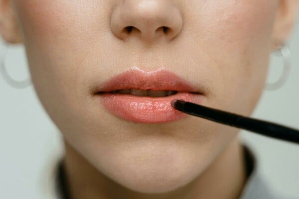 Μολύβι χειλιών, lip gloss και διάρκεια: Τα βήματα για όμορφα, γεμάτα χείλη