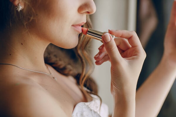 Μολύβι χειλιών, lip gloss και διάρκεια: Τα βήματα για όμορφα, γεμάτα χείλη