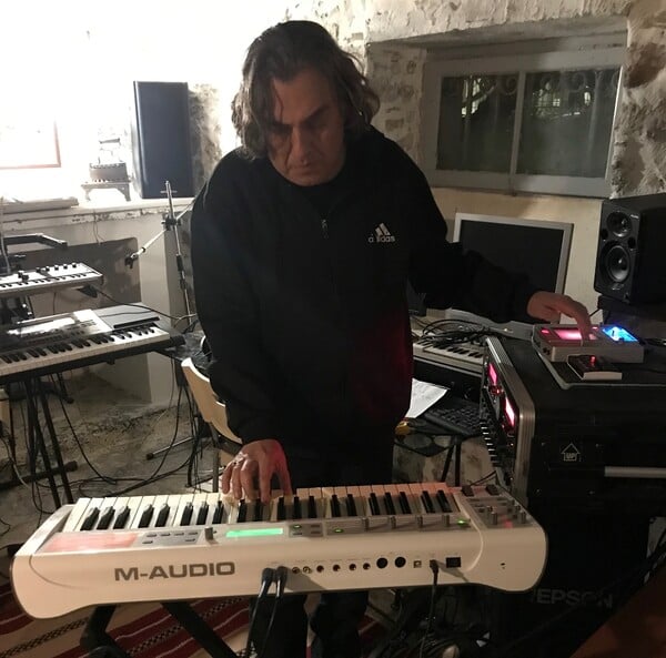 Τρεις νέοι ελληνικοί δίσκοι με αληθινά τραγούδια