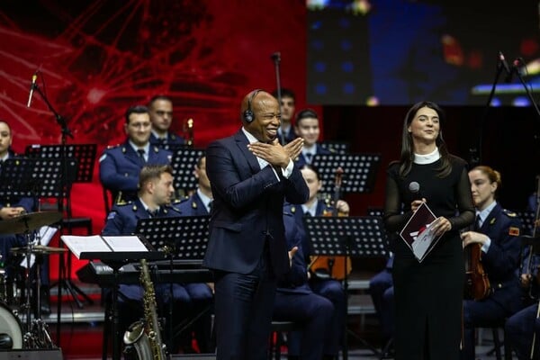 ΕΡΙΚ ΑΝΤΑΜΣ ΑΛΒΑΝΙΑ ΠΟΛΙΤΗΣ