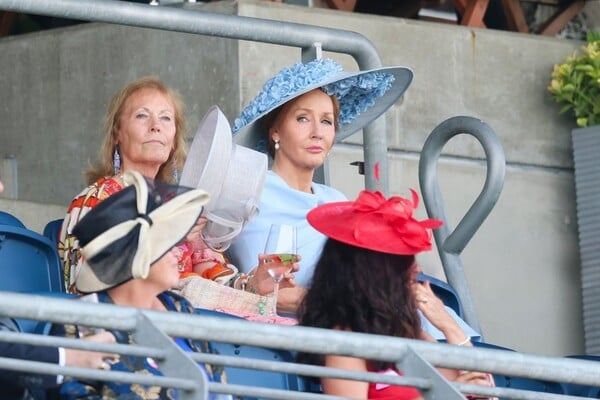 Η Τζ. Κ. Ρόουλινγκ άνοιξε ξανά το μέτωπο για τα τρανς δικαιώματα στη Βρετανία