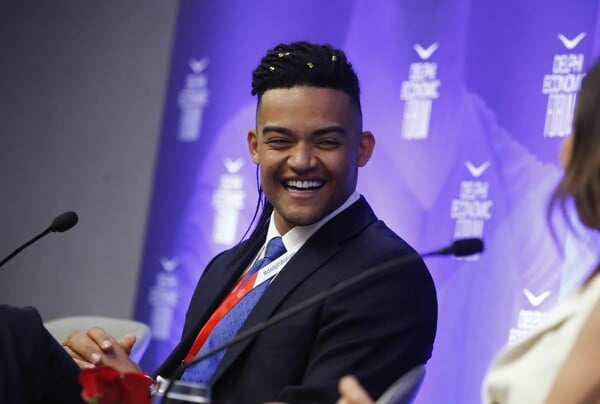 ΚΑΡΑΛΗΣ ΦΟΡΟΥΜ ΔΕΛΦΟΙ ΙΣΤΟΡΙΑ ΜΗΤΕΡΑ