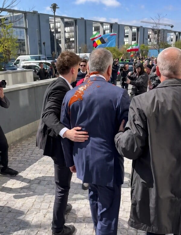 ΡΕΖΑ ΠΑΧΛΑΒΙ ΒΕΡΟΛΙΝΟ ΕΠΙΘΕΣΗ ΜΕ ΜΠΟΓΙΑ