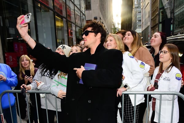 Θα σώσουν η Σάρα Τζέσικα Πάρκερ και η Ντούα Λίπα την αγορά του βιβλίου;