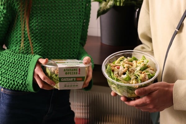 Το φαγητό on-the-go άλλαξε: 8 έτοιμες σαλάτες που κάνουν τη διαφορά