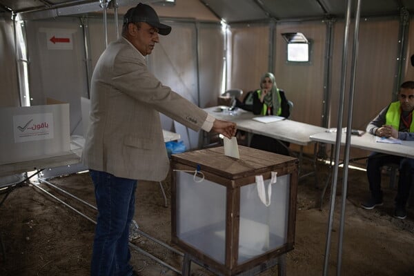 Παλαιστίνιοι στη Δυτική Όχθη και ορισμένοι στη Γάζα ψηφίζουν στις δημοτικές εκλογές