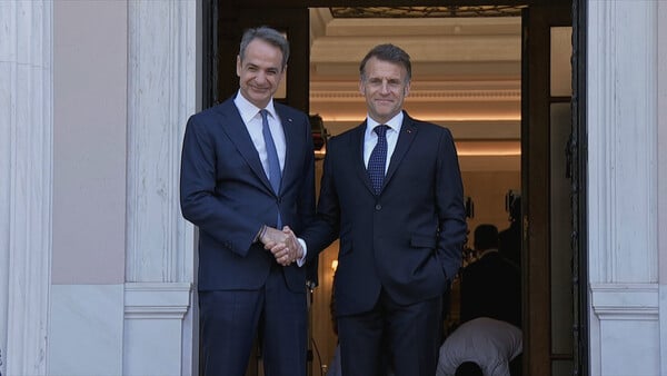 Εμανουέλ Μακρόν: ««Είναι μία μακραίωνη φιλία» - Στο Μέγαρο Μαξίμου ο Γάλλος πρόεδρος