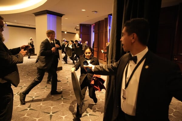 ΠΥΡΟΒΟΛΙΣΜΟΙ ΛΕΥΚΟΣ ΟΙΚΟΣ ΟΥΑΣΙΝΓΚΤΟΝ 