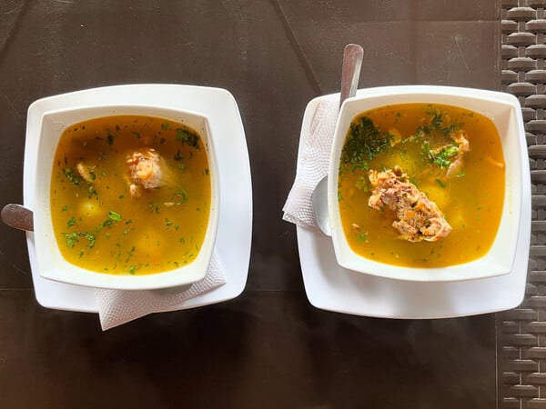 Το κοτόπουλο ως πατρίδα: από το pollo a la brasa στο καζάνι της ajiaco