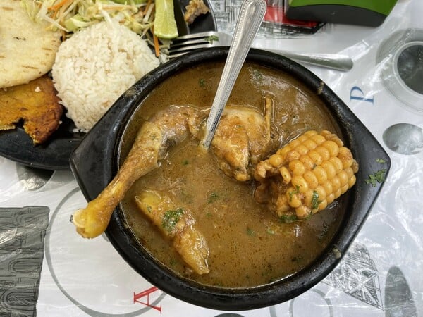 Το κοτόπουλο ως πατρίδα: από το pollo a la brasa στο καζάνι της ajiaco