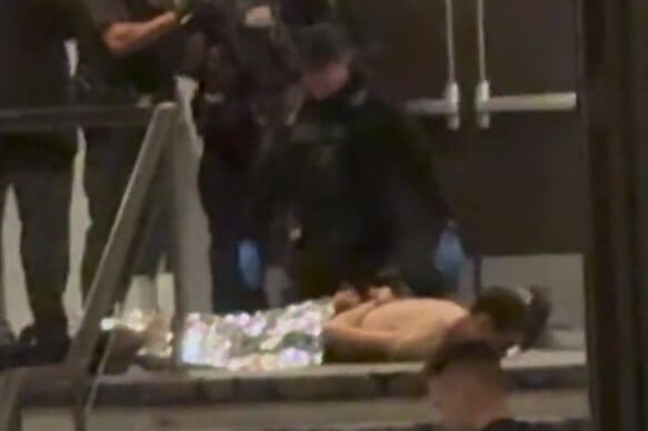 ΠΥΡΟΒΟΛΙΣΜΟΙ ΛΕΥΚΟΣ ΟΙΚΟΣ ΔΡΑΣΤΗΣ